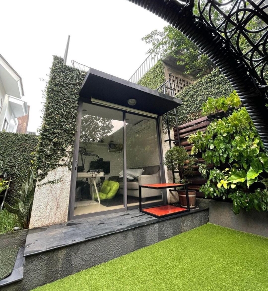 5 Potret Backyard Rumah Joko Anwar, Disebut Rumah Idaman Karena Kece Banget