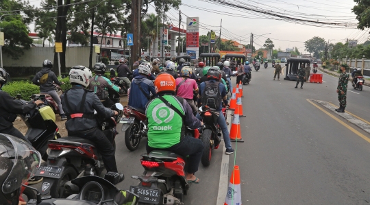 Suasana Penyekatan Kendaraan di Jalan Raya Bogor