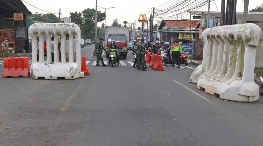 Suasana Penyekatan Kendaraan di Jalan Raya Bogor