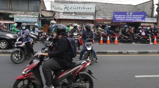 Suasana Penyekatan Kendaraan di Jalan Raya Bogor