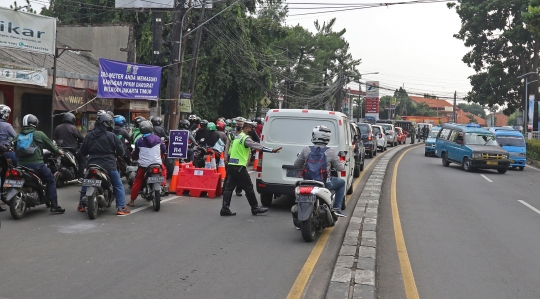 Suasana Penyekatan Kendaraan di Jalan Raya Bogor