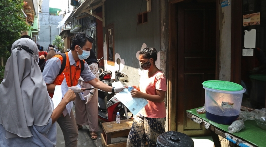 Penyaluran Bansos Tunai Rp 600 Ribu dari Rumah ke Rumah