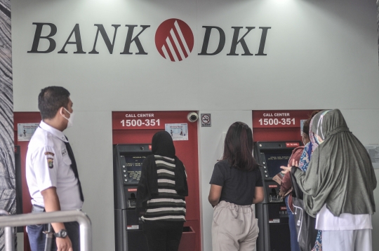 Antrean Warga Cairkan BST di ATM Bank DKI