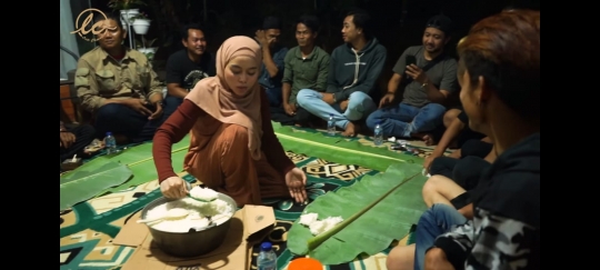 Momen Lesty Kejora Pulang Kampung ke Cianjur, Liwetan Bareng Tukang Bangunan