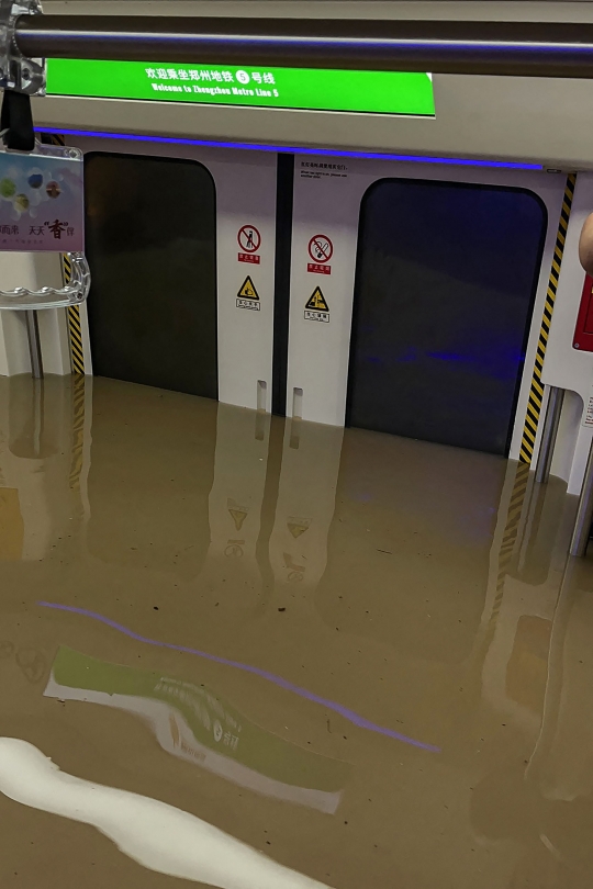 Potret Penumpang Kereta Bawah Tanah di China Terjebak Banjir