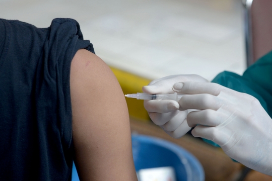 Vaksinasi Covid-19 di Pasar Induk Kramat Jati