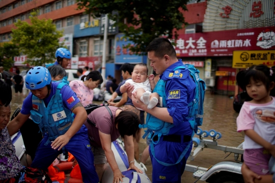 Evakuasi Warga China yang Terdampak Banjir di Henan