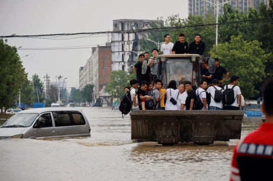 Evakuasi Warga China yang Terdampak Banjir di Henan