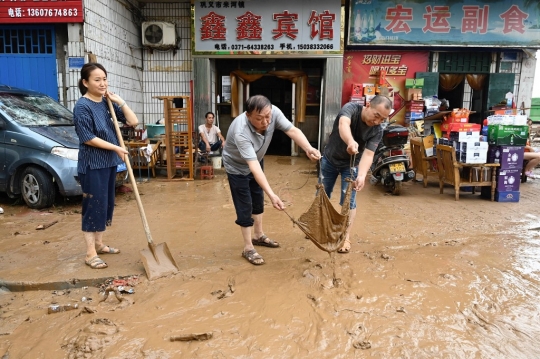 Warga Henan Bersih-Bersih Usai Hantaman Banjir Bandang