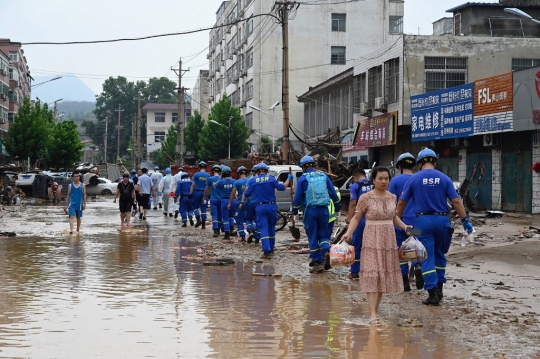 Warga Henan Bersih-Bersih Usai Hantaman Banjir Bandang