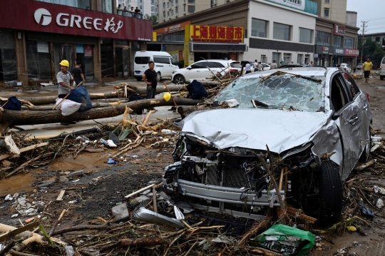 Warga Henan Bersih-Bersih Usai Hantaman Banjir Bandang