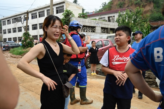 Warga Henan Bersih-Bersih Usai Hantaman Banjir Bandang