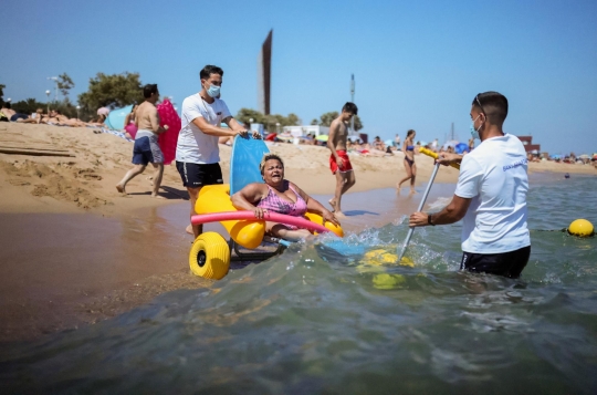 Intip Keceriaan Wisatawan Difabel Berenang di Pantai Spanyol