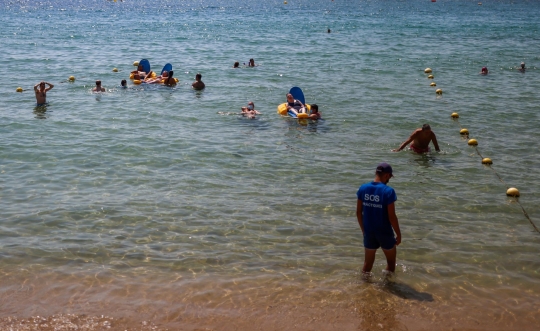 Intip Keceriaan Wisatawan Difabel Berenang di Pantai Spanyol