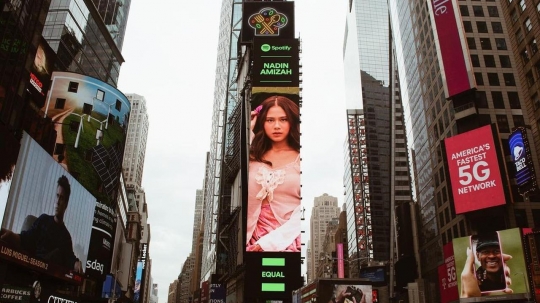 5 Musisi Indonesia yang Pernah Terpampang di Times Square New York, Terbaru Raisa