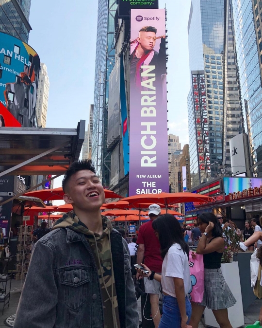 5 Musisi Indonesia yang Pernah Terpampang di Times Square New York, Terbaru Raisa