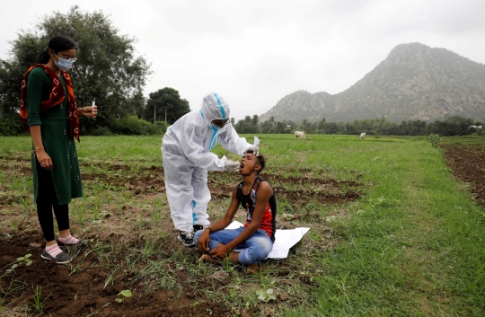 Perjuangan Tenaga Kesehatan India Jalan Kaki Lewat Ladang Demi Vaksinasi Warga