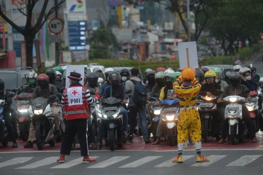 Aksi Badut Ajak Warga Vaksin dan Pakai Masker di Margonda