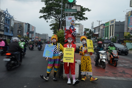 Aksi Badut Ajak Warga Vaksin dan Pakai Masker di Margonda