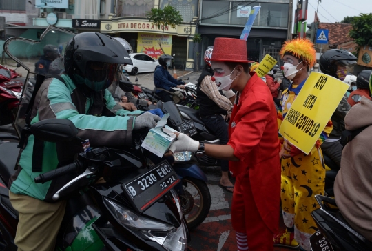 Aksi Badut Ajak Warga Vaksin dan Pakai Masker di Margonda