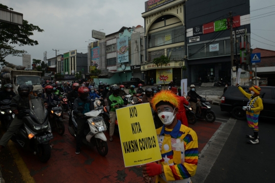 Aksi Badut Ajak Warga Vaksin dan Pakai Masker di Margonda