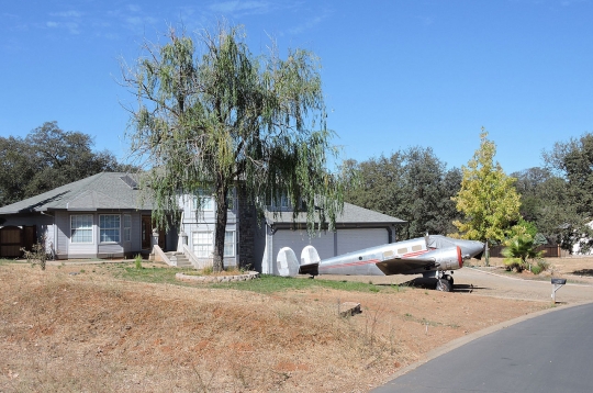 Uniknya Pemukiman di California, Hampir Setiap Rumah Punya Pesawat dan Hanggar
