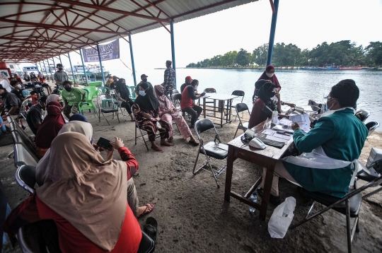 Serbuan Vaksinasi TNI AL di Kepulauan Seribu