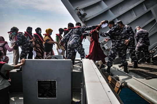 Serbuan Vaksinasi TNI AL di Kepulauan Seribu