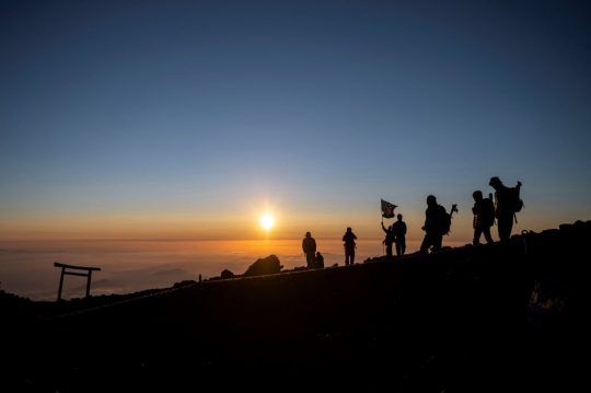 Memandangi Indahnya Matahari Terbit di Gunung Tertinggi Jepang