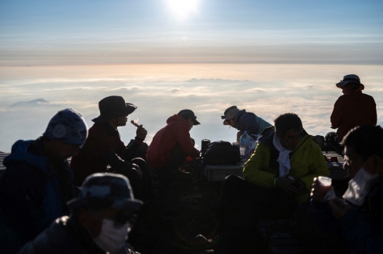 Memandangi Indahnya Matahari Terbit di Gunung Tertinggi Jepang
