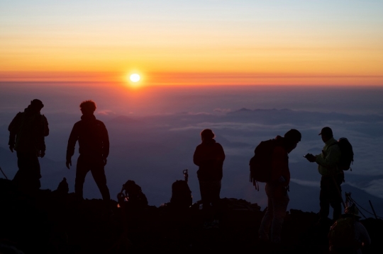 Memandangi Indahnya Matahari Terbit di Gunung Tertinggi Jepang