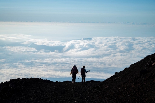Memandangi Indahnya Matahari Terbit di Gunung Tertinggi Jepang