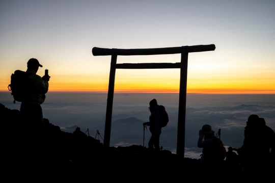 Memandangi Indahnya Matahari Terbit di Gunung Tertinggi Jepang