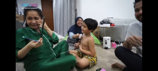 Momen Kocak Nagita Potong Rambut Rafathar, Sempat Nangis dan Bikin Sang Putra Kesal