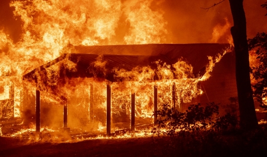 Kebakaran Hutan Terbesar di AS Terus Meluas