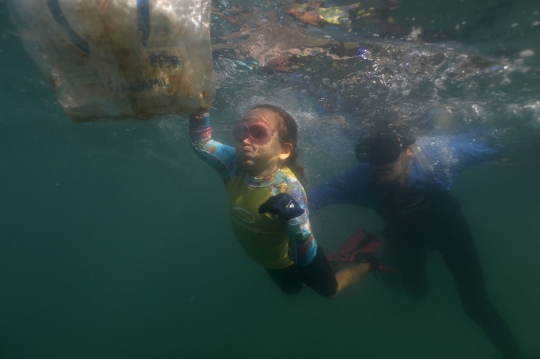 Bocah 4 Tahun Ini Nekat Selami Lautan Demi Bersihkan Sampah