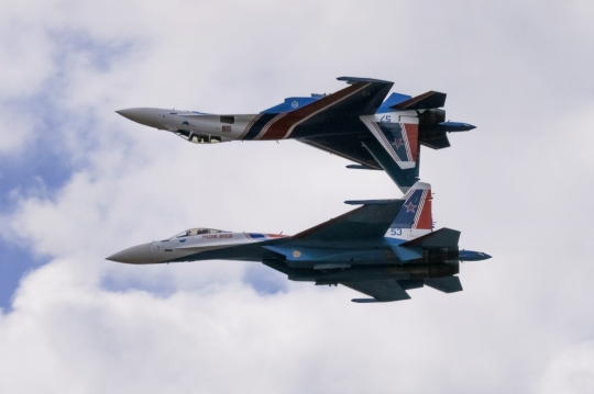 Manuver Jet Tempur Sukhoi di Pertunjukan Udara MAKS 2021