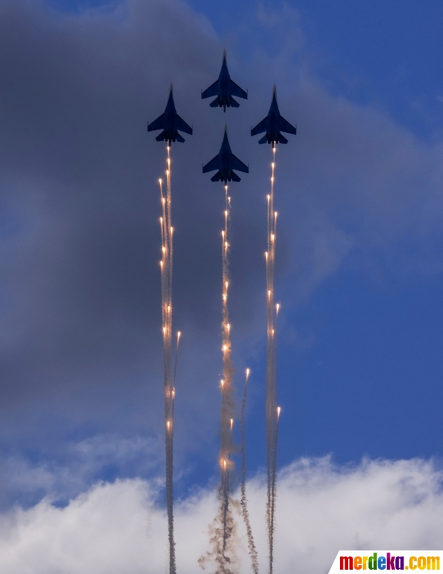 Foto Manuver Jet Tempur Sukhoi Di Pertunjukan Udara Maks 2021 Merdeka Com