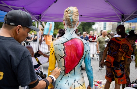 Penampilan Seniman dan Model dalam NYC Bodypainting Day