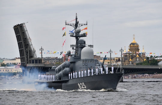 Ekspresi Putin Saksikan Parade Kapal Perang Rusia