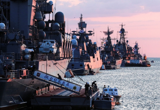Ekspresi Putin Saksikan Parade Kapal Perang Rusia
