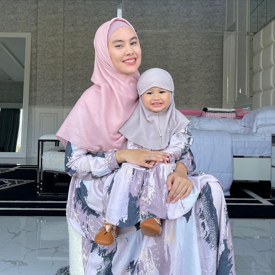 5 Potret Khalisa Aghnia Bahira Anak Kartika Putri Kenakan Hijab, Lucu dan Bikin Gemas