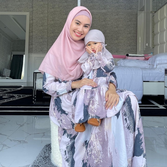 5 Potret Khalisa Aghnia Bahira Anak Kartika Putri Kenakan Hijab, Lucu dan Bikin Gemas