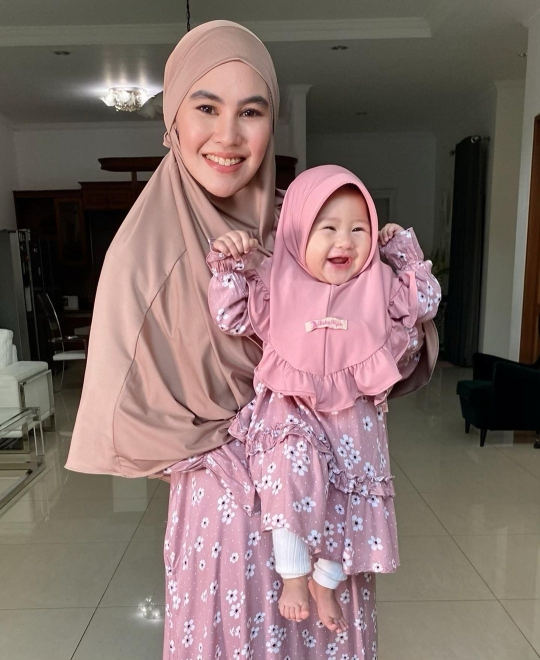 5 Potret Khalisa Aghnia Bahira Anak Kartika Putri Kenakan Hijab, Lucu dan Bikin Gemas