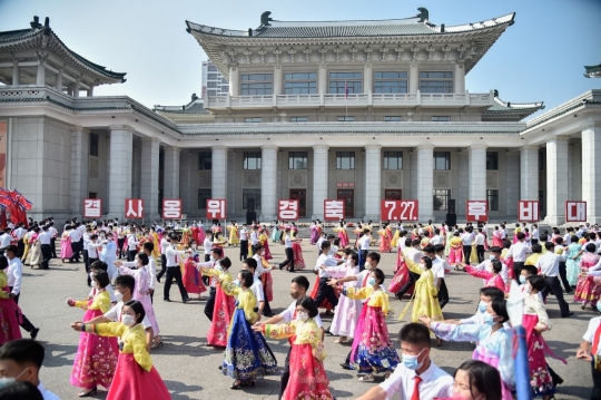 Memperingati 68 Tahun Berakhirnya Perang Korea dengan Pesta Dansa