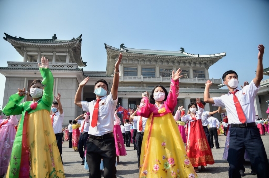 Memperingati 68 Tahun Berakhirnya Perang Korea dengan Pesta Dansa