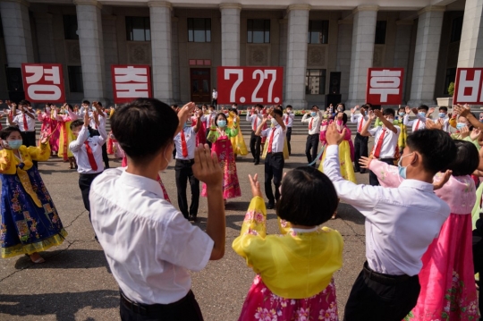 Memperingati 68 Tahun Berakhirnya Perang Korea dengan Pesta Dansa