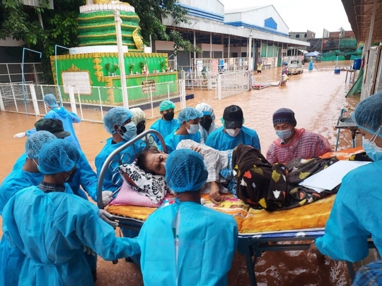 Proses Evakuasi Pasien Covid-19 Akibat RS Terendam Banjir di Myanmar