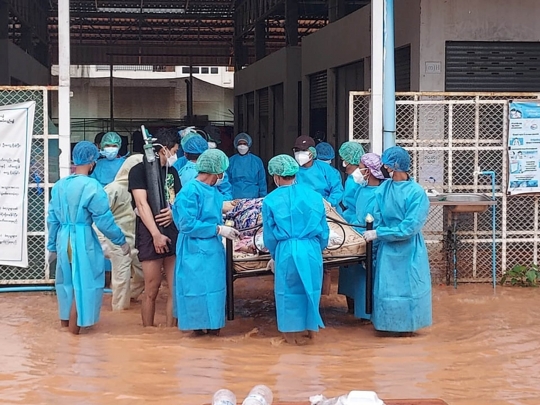 Proses Evakuasi Pasien Covid-19 Akibat RS Terendam Banjir di Myanmar