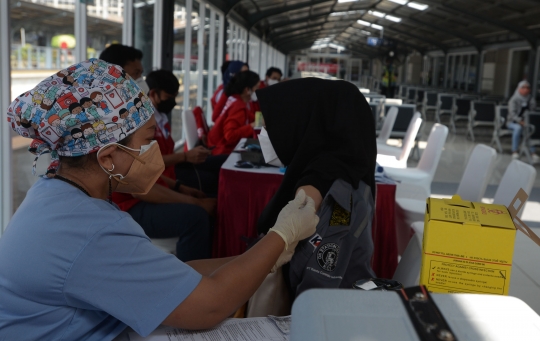 Penumpang KRL Jalani Vaksinasi Covid-19 di Stasiun Jakarta Kota